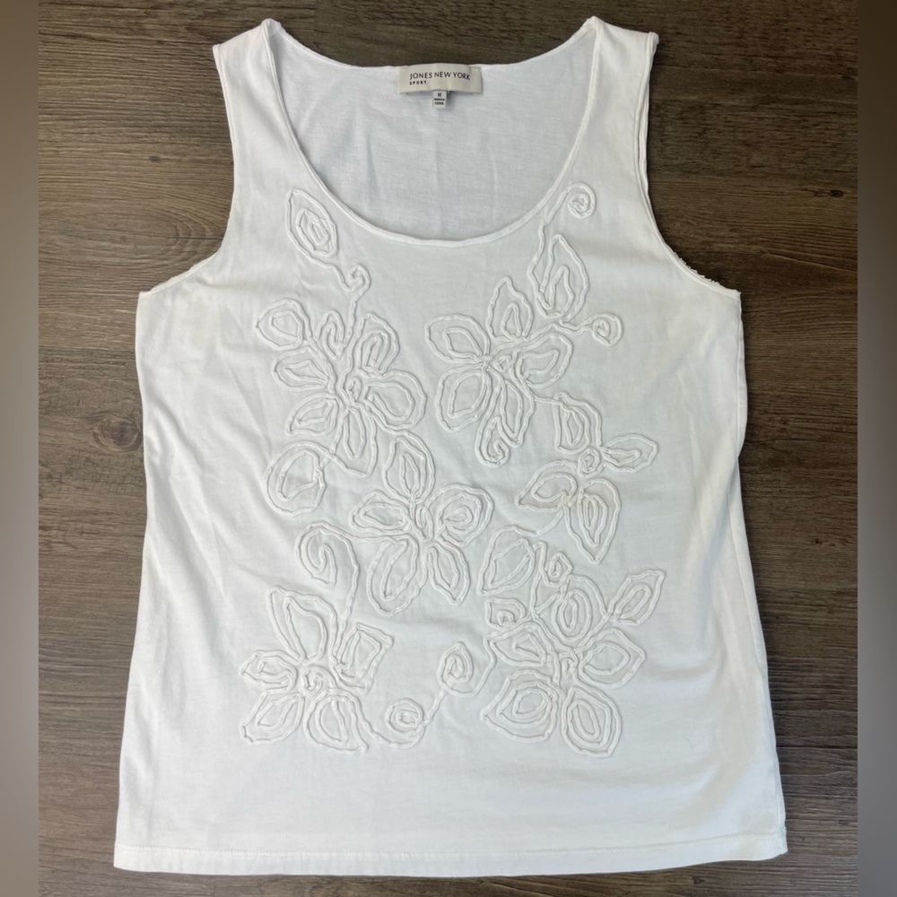 Jones New York Women’s White Floral Rosette Tank Top, size Medium